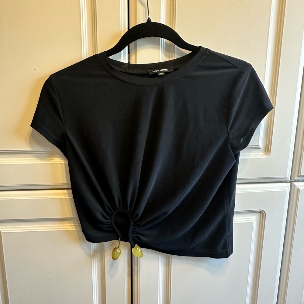 Fashion Nova Womenโs Black Ribbed Crewneck Top, Size: M